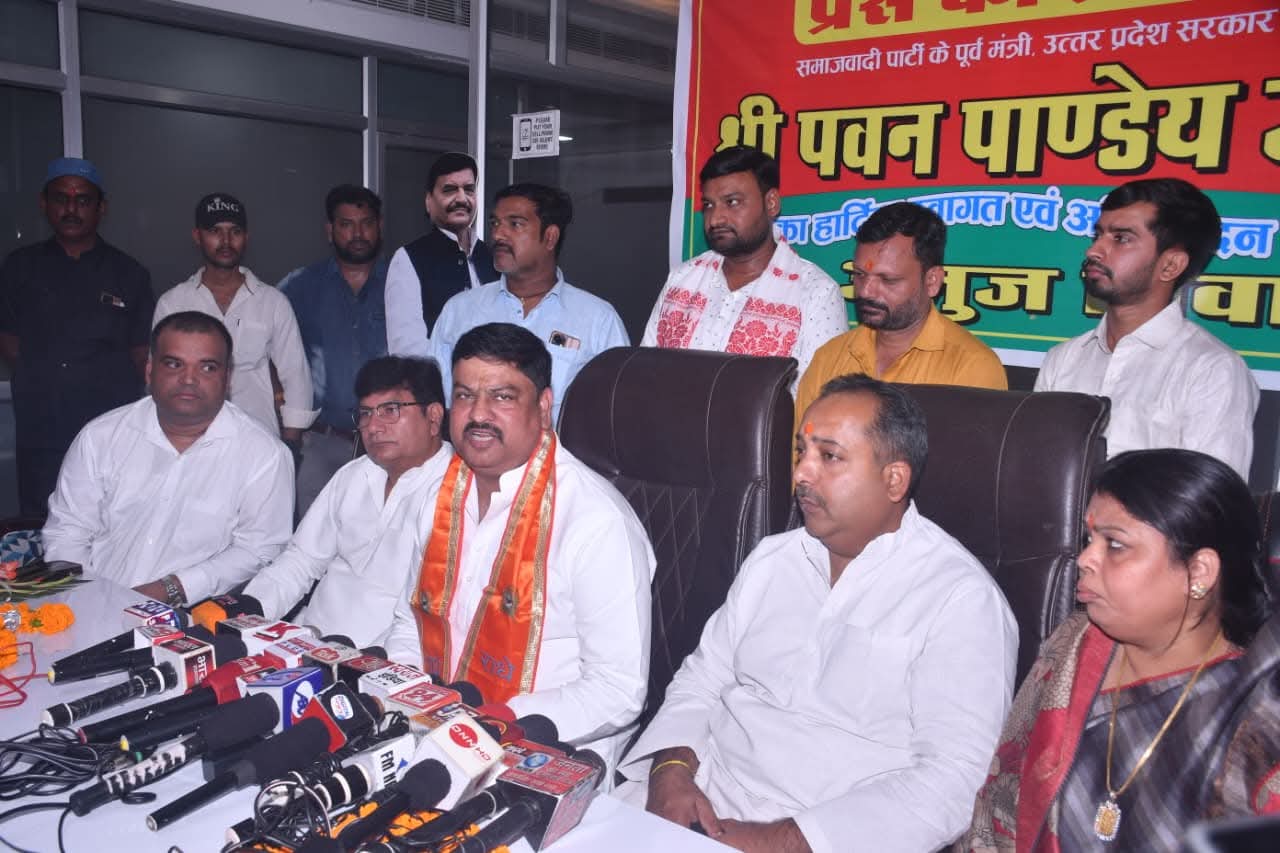 वरिष्ठ नेताओं का सम्मान व आशीर्वाद